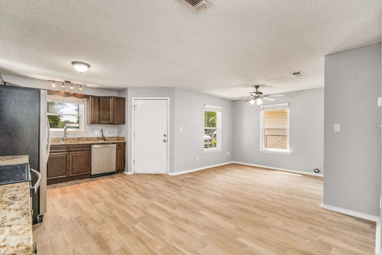 411 N Coyle St - Photo 2 of 24