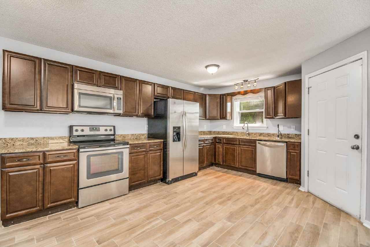 411 N Coyle St - Photo 3 of 24