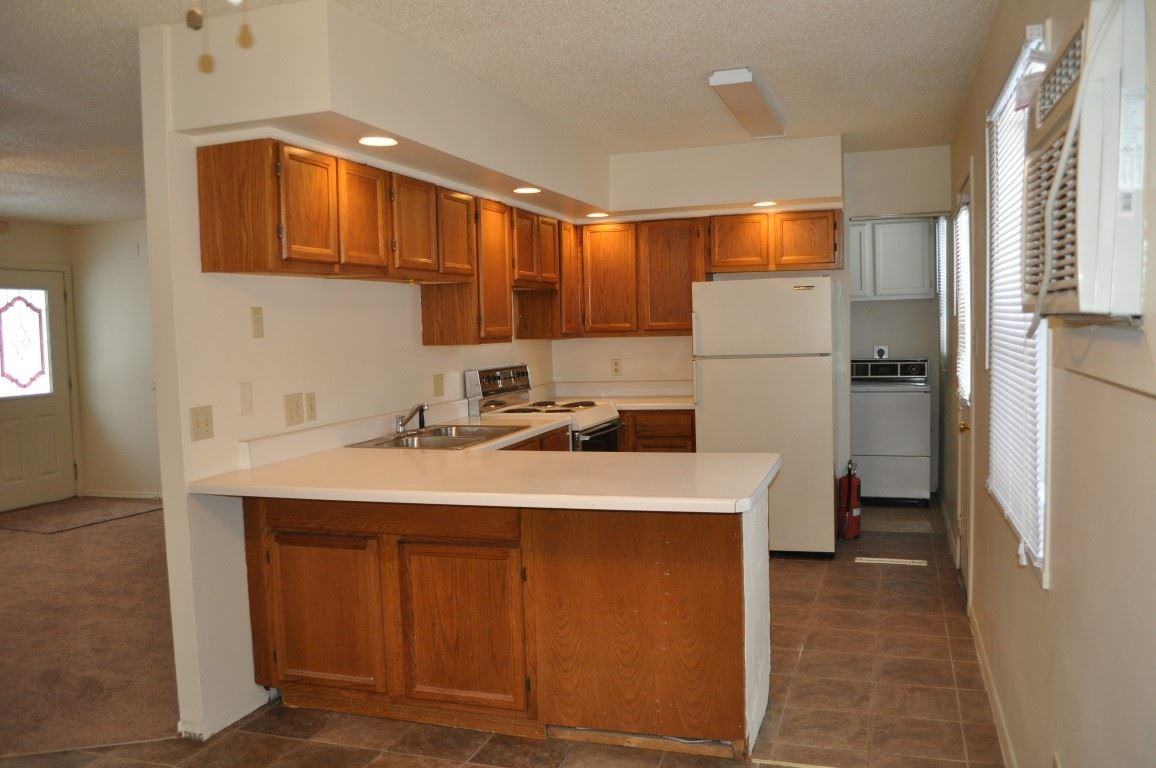 1005 Stuart Ave - Photo 3 of 11