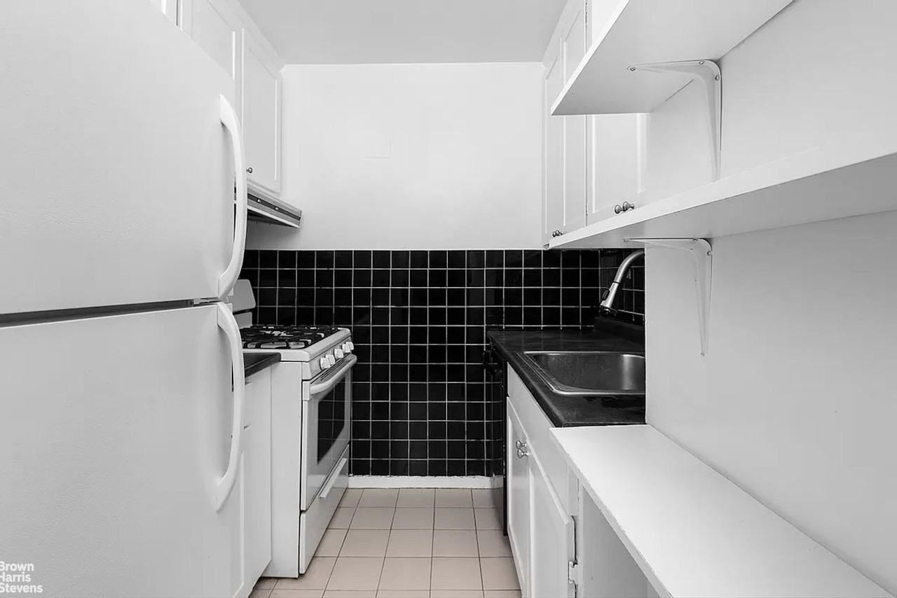 155 E 38th St #11J - Photo 3 of 5