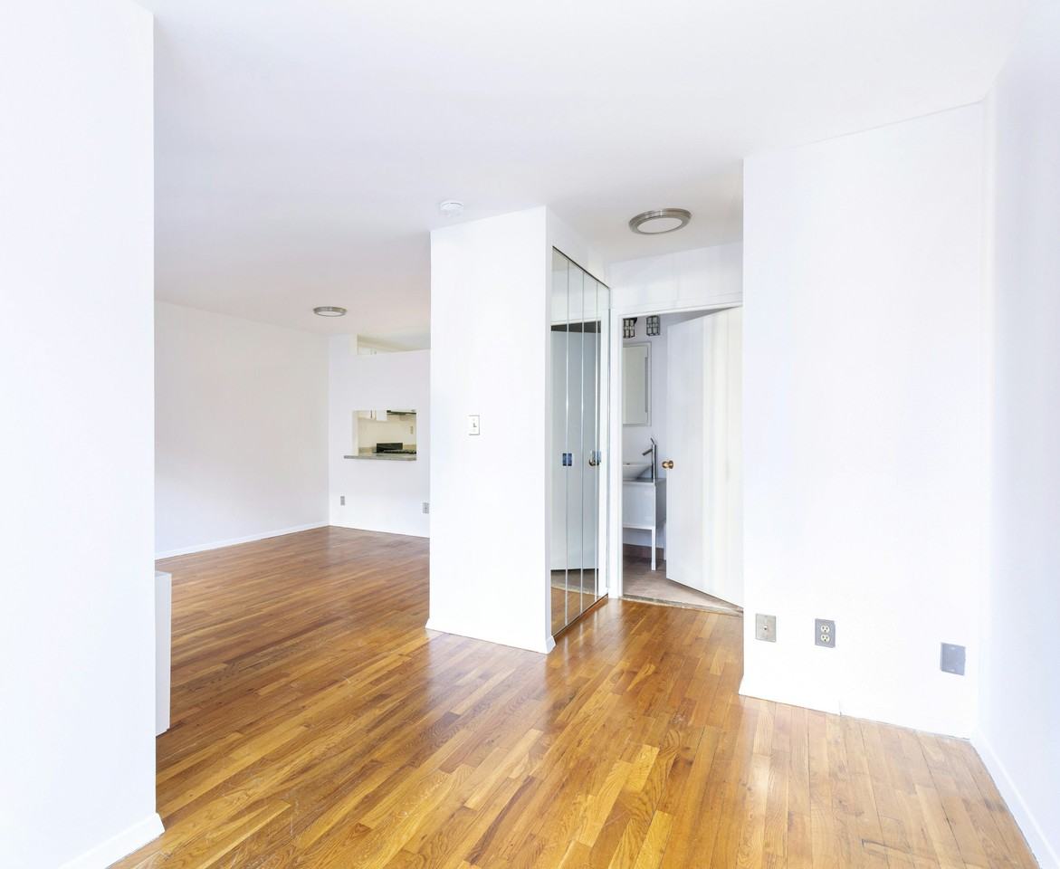 366 W 11th St #5A - Photo 4 of 8