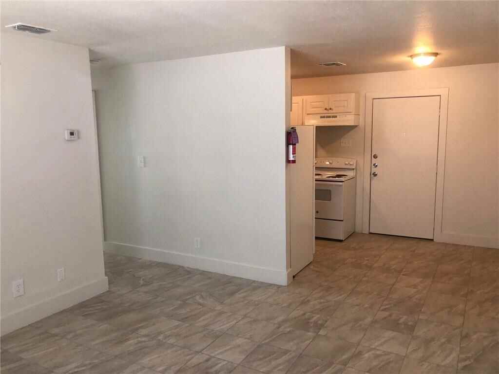 305 South San Patricio Street - Photo 3 of 12