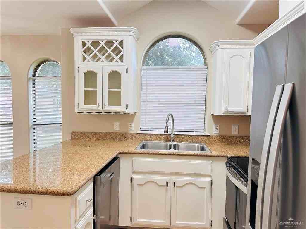 2105 W Western Dr #4 - Photo 4 of 13