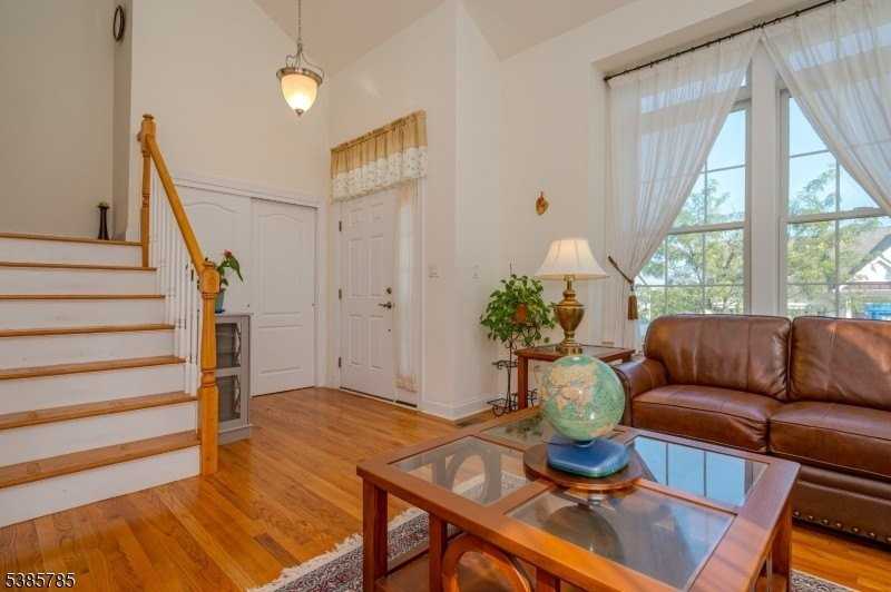 8 Comstock Ln - Photo 2 of 33