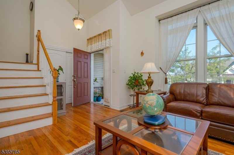 8 Comstock Ln - Photo 3 of 33