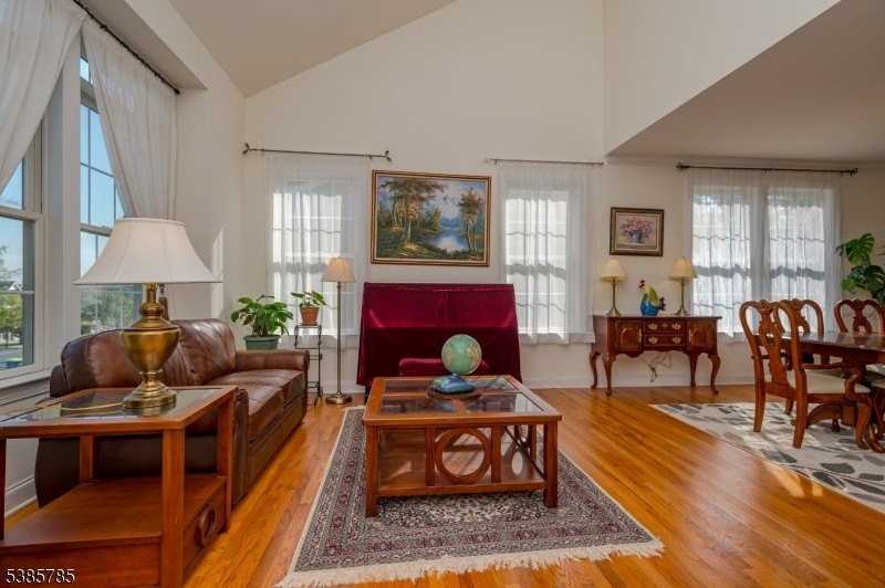 8 Comstock Ln - Photo 4 of 33