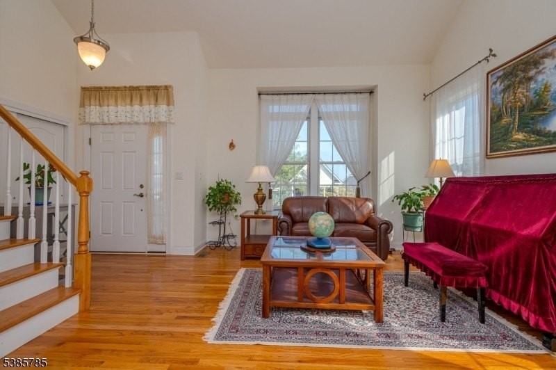 8 Comstock Ln - Photo 5 of 33