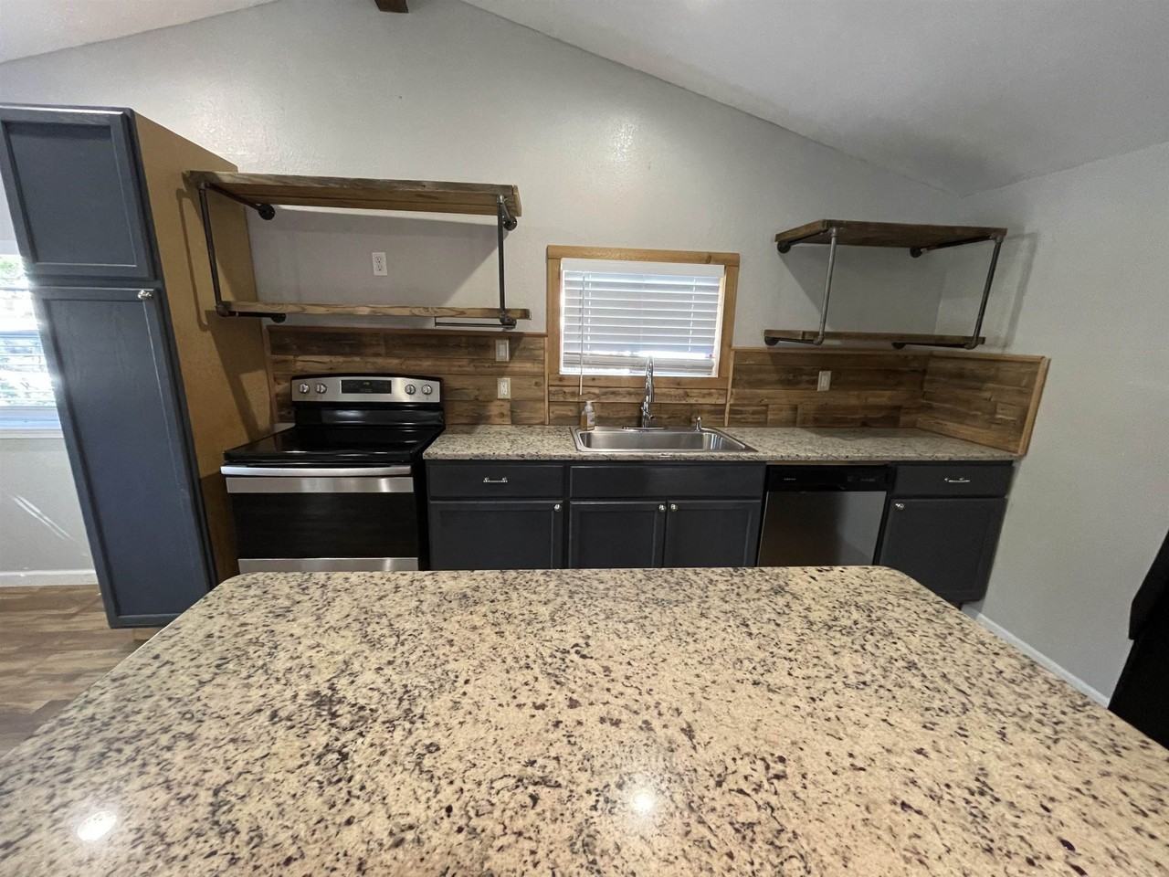 203 S Rhomberg St - Photo 3 of 7