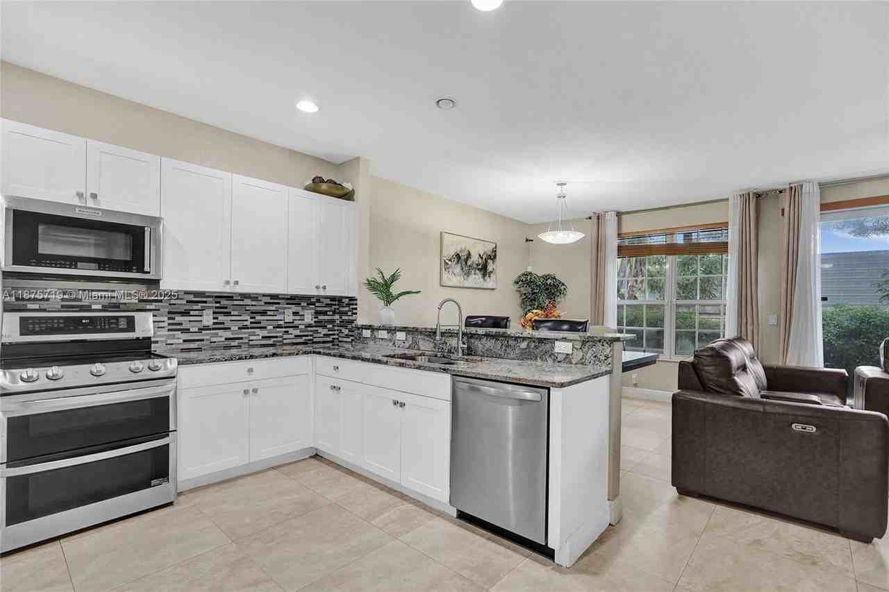 3237 Nw 32nd Ter - Photo 7 of 32