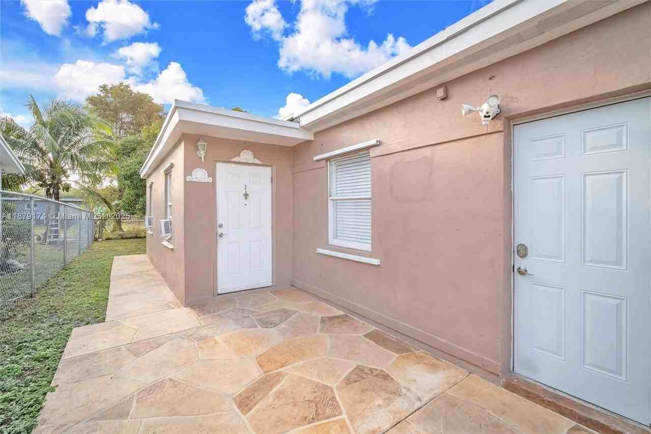 115 Nw 28th Ave #1 - Photo 3 of 14