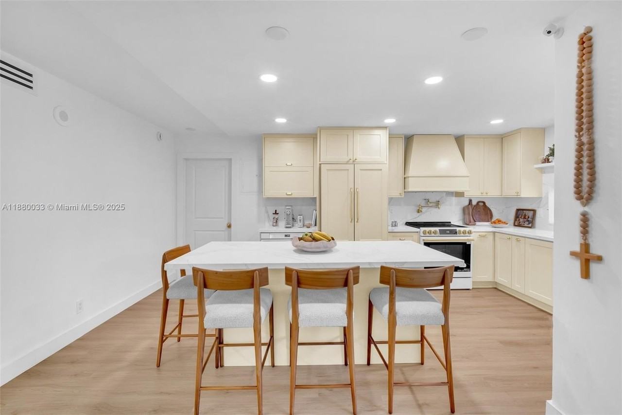 17021 N Bay Rd #206 - Photo 2 of 31