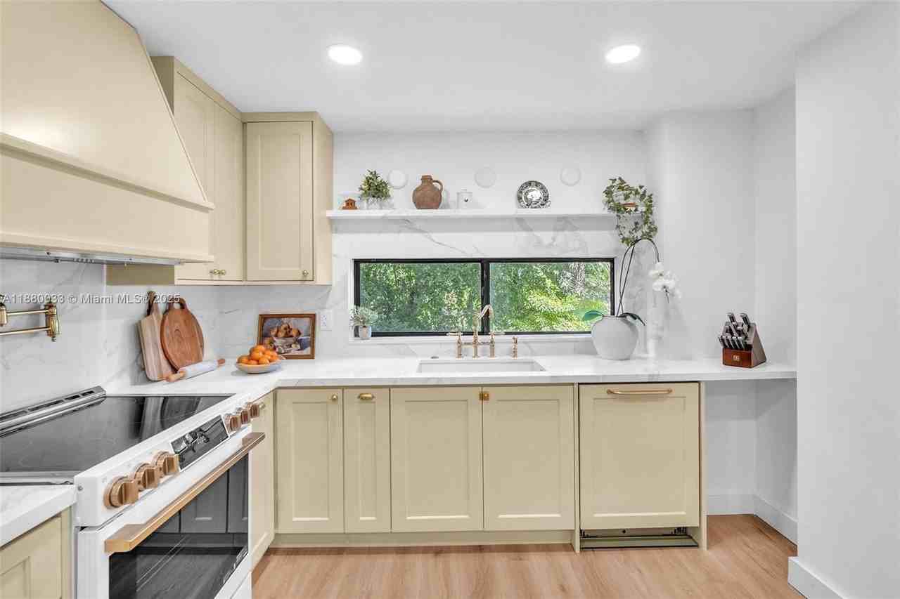 17021 N Bay Rd #206 - Photo 3 of 31