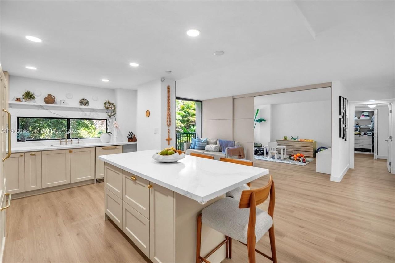 17021 N Bay Rd #206 - Photo 5 of 31