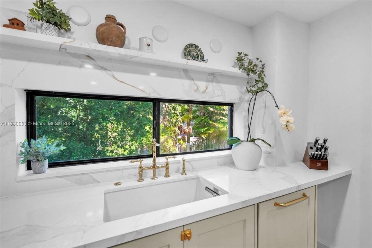 17021 N Bay Rd #206 - Photo 6 of 31