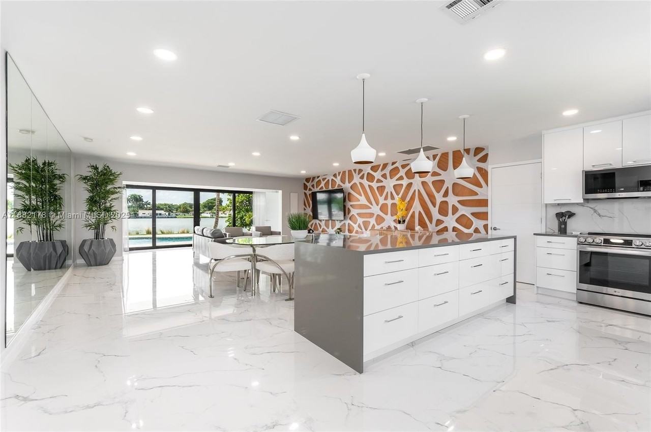 21230 Ne 25th Ct - Photo 3 of 50