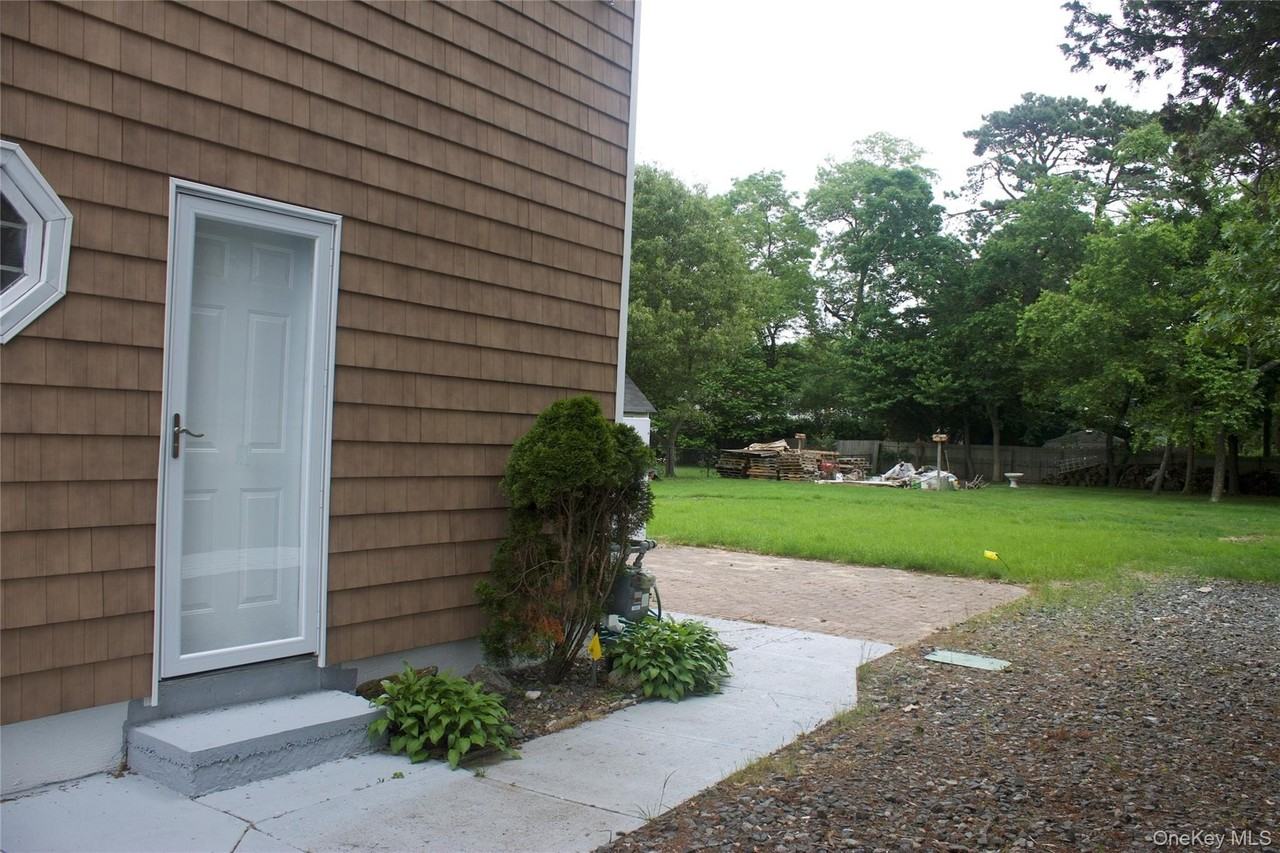 1069 Callahan St - Photo 3 of 15