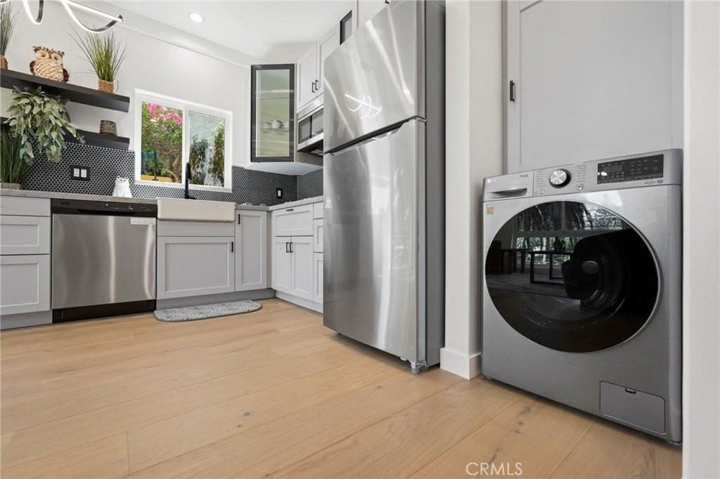 2258 Helios Dr - Photo 5 of 27