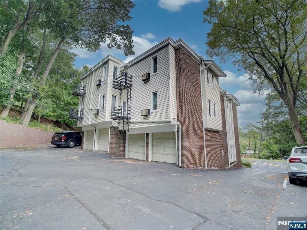 850 Bloomfield Ave Apt 3a - Photo 2 of 14