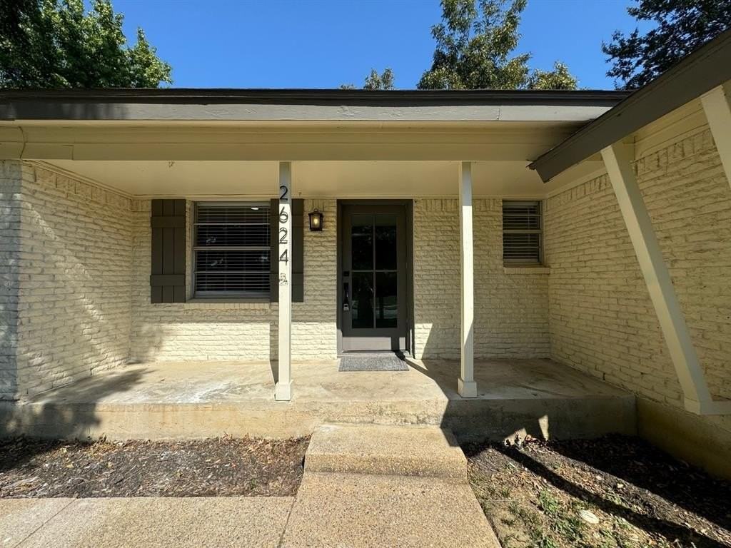 2624 Woodlawn Dr - Photo 2 of 25