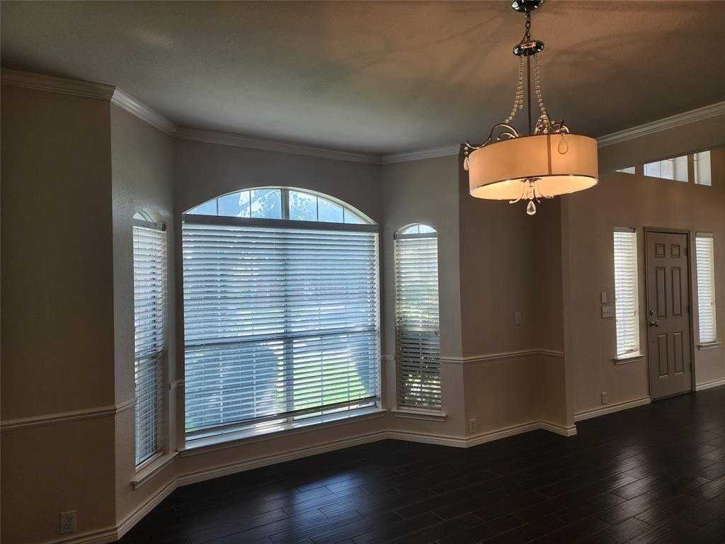 3445 Danbury Ln - Photo 4 of 16