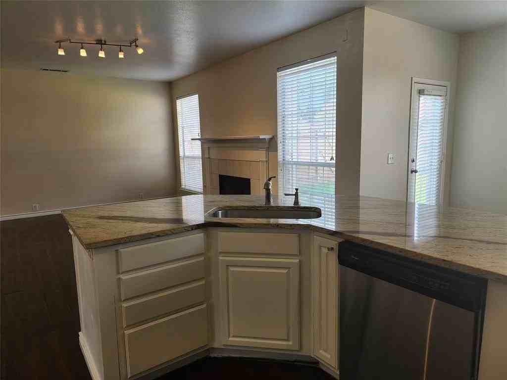 3445 Danbury Ln - Photo 6 of 16