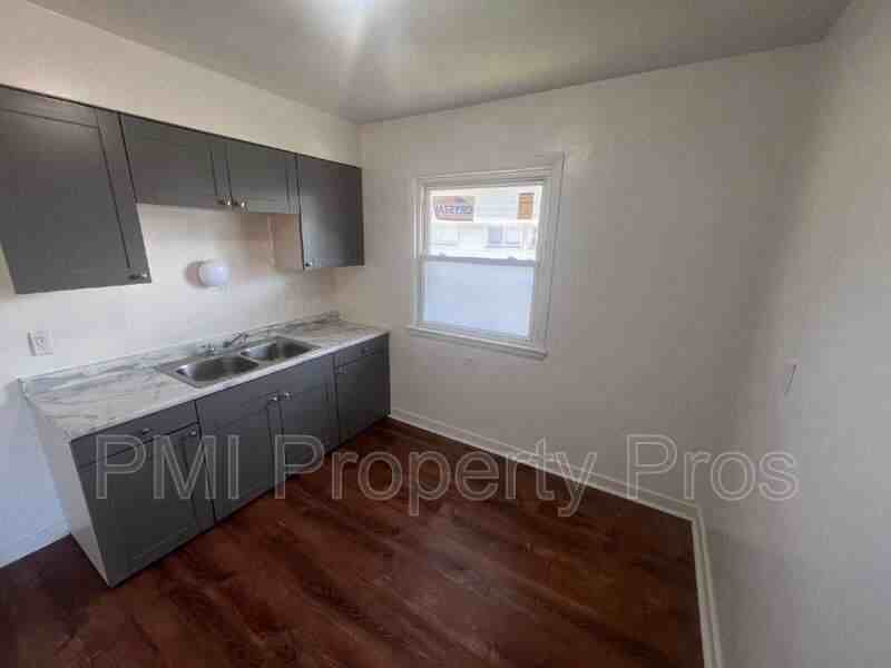 5650 N 61st St - Photo 4 of 48