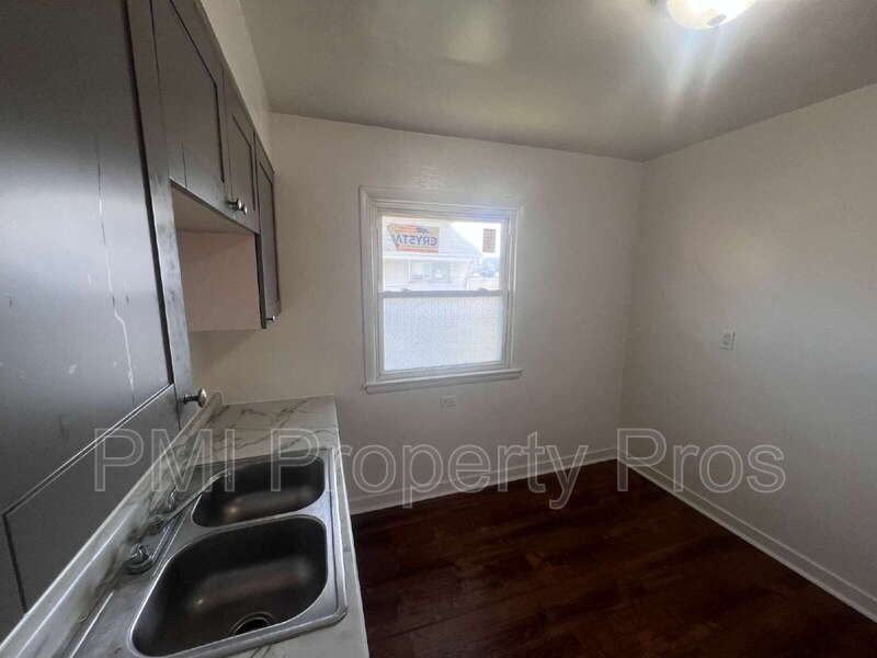 5650 N 61st St - Photo 5 of 48