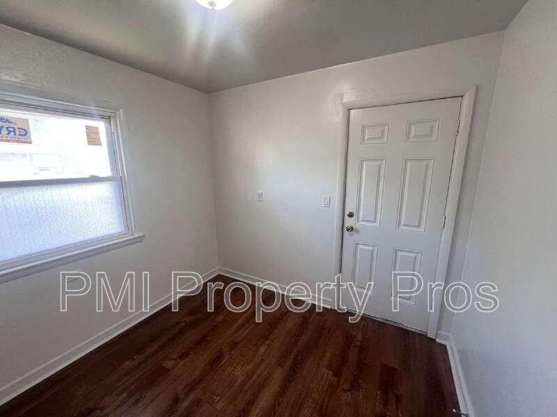 5650 N 61st St - Photo 6 of 48