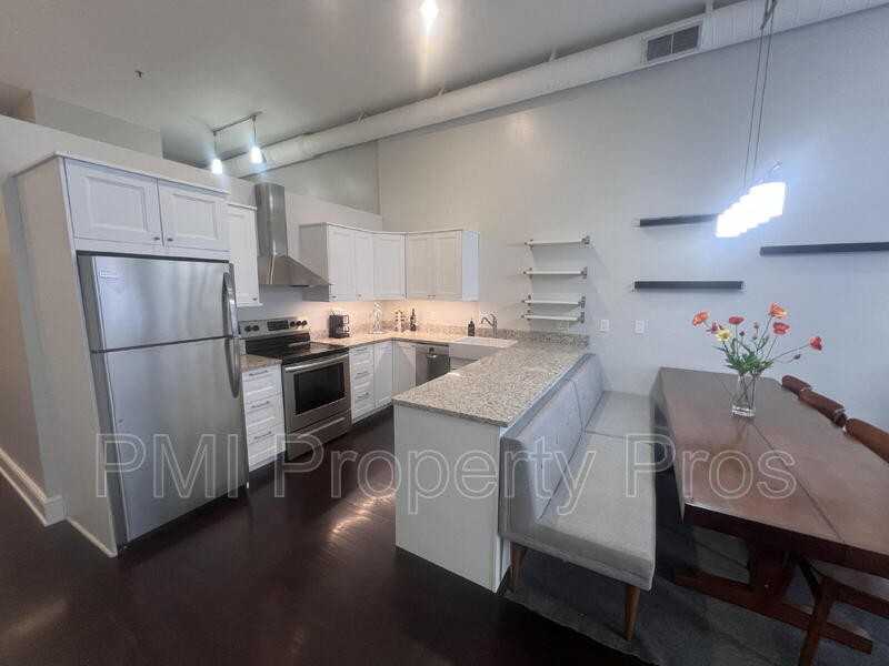 715 N Milwaukee St #302 - Photo 4 of 32
