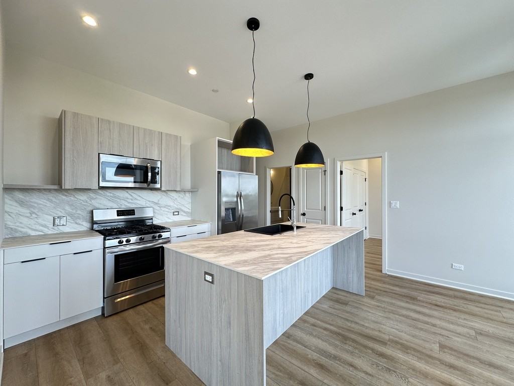 3207 N Narragansett Ave #401 - Photo 3 of 21