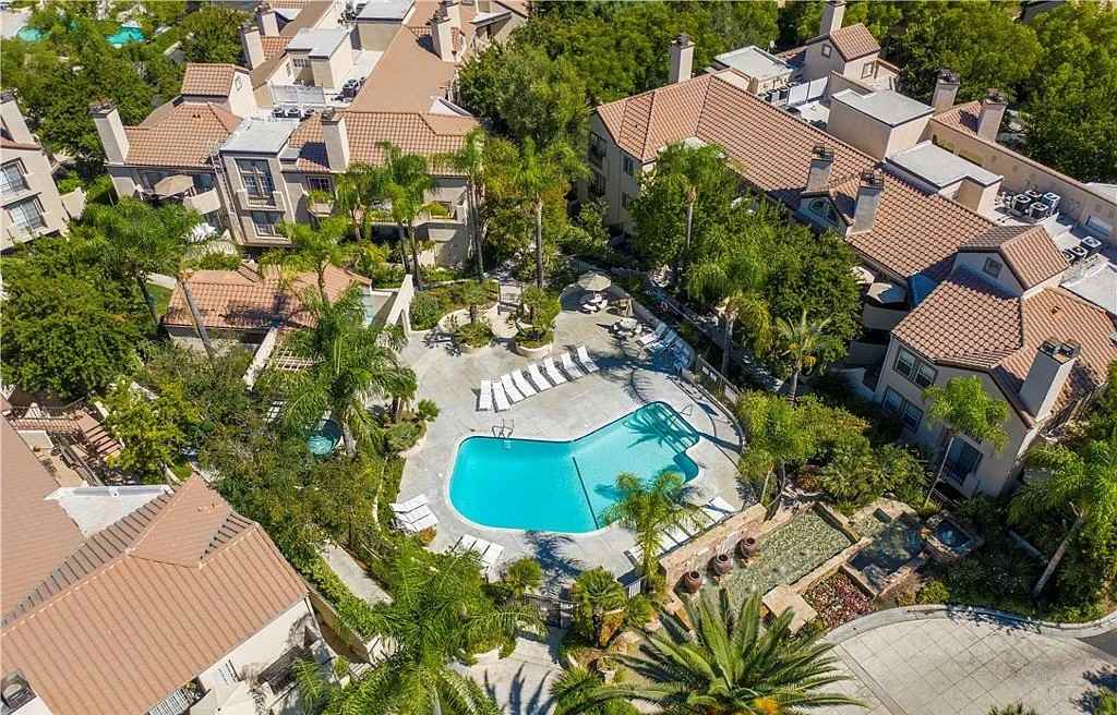 24143 Del Monte Dr - Photo 3 of 10