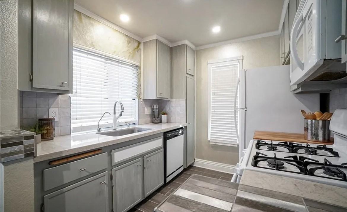 2554 Olive Dr - Photo 2 of 13