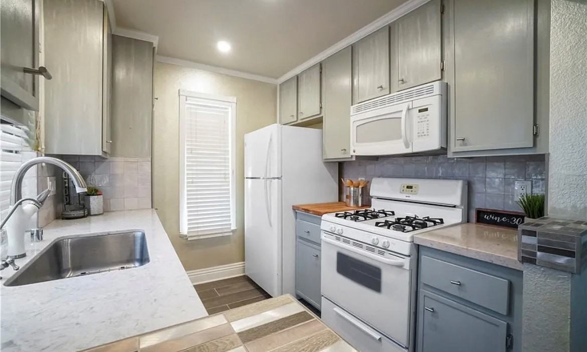 2554 Olive Dr - Photo 3 of 13