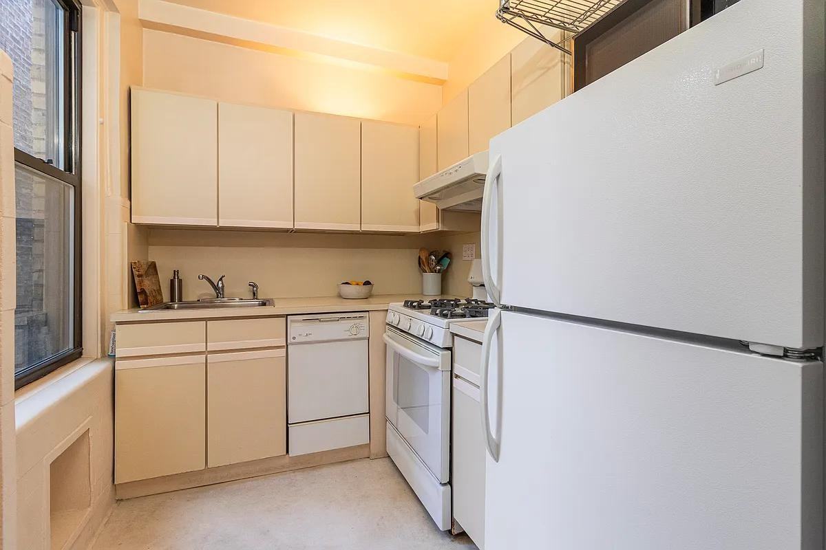 170 W 81St St - Photo 3 of 8