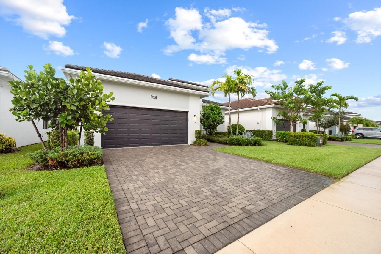 5546 Saint Armands Way - Photo 2 of 45