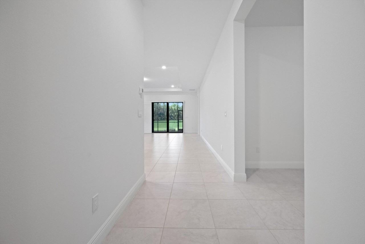 5546 Saint Armands Way - Photo 4 of 45