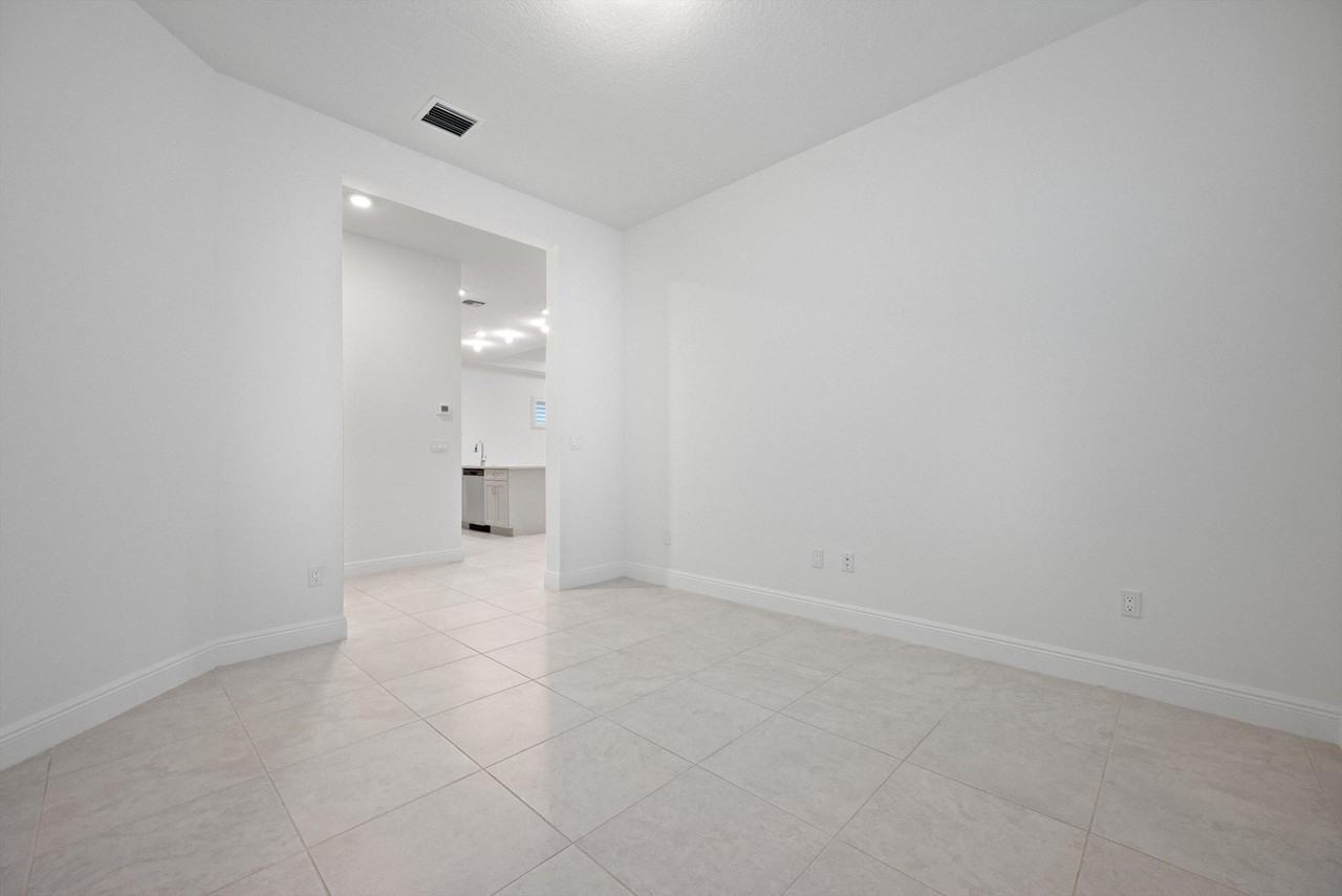 5546 Saint Armands Way - Photo 5 of 45