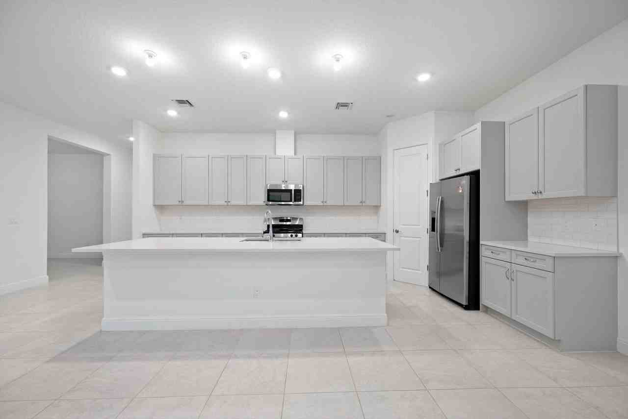 5546 Saint Armands Way - Photo 7 of 45