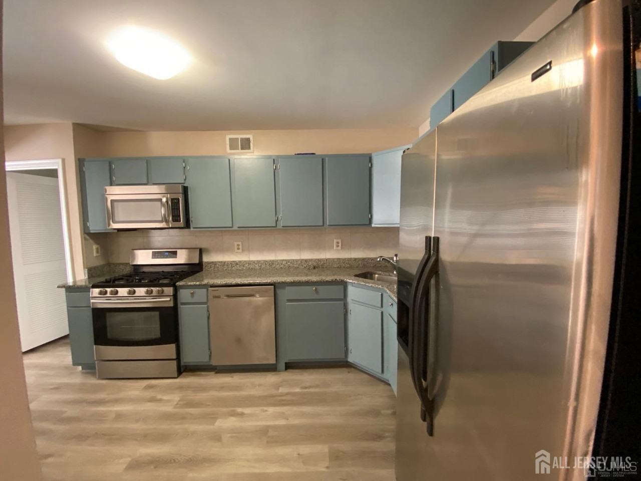 1204 Plymouth Rd - Photo 4 of 18