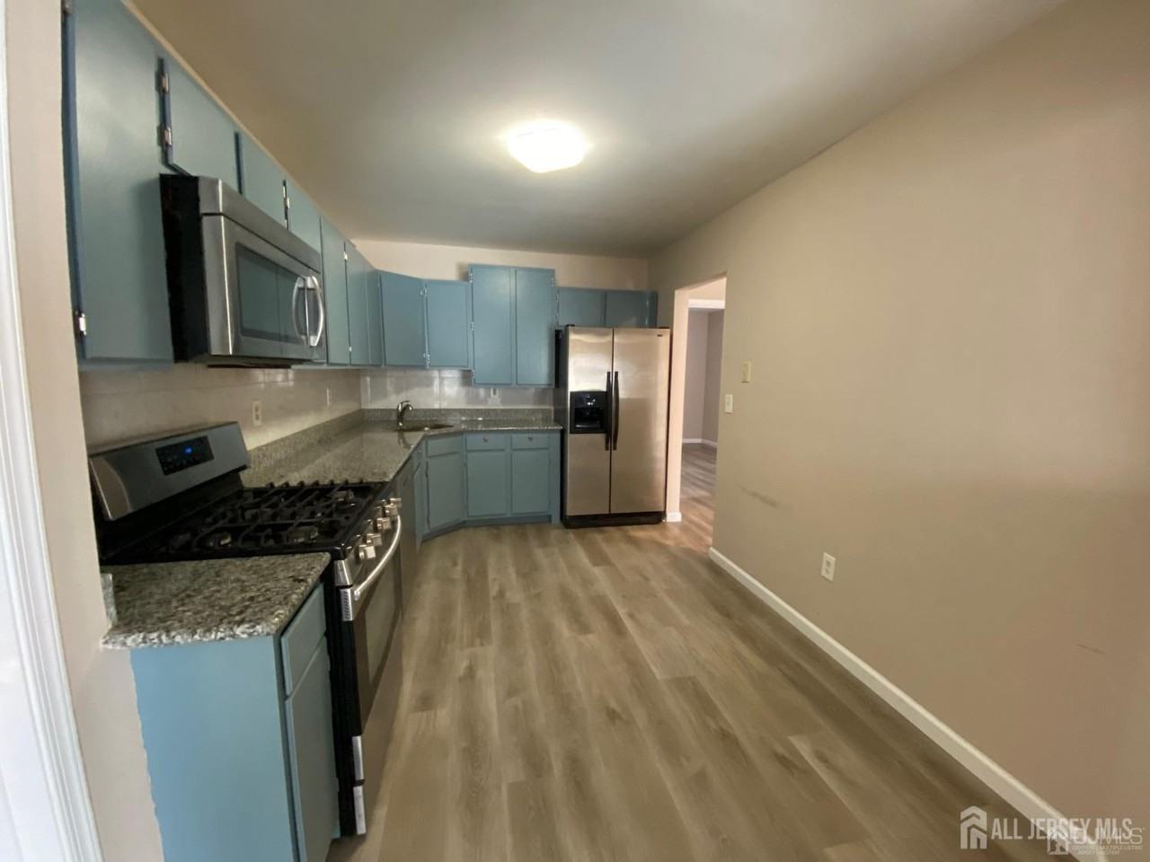 1204 Plymouth Rd - Photo 5 of 18