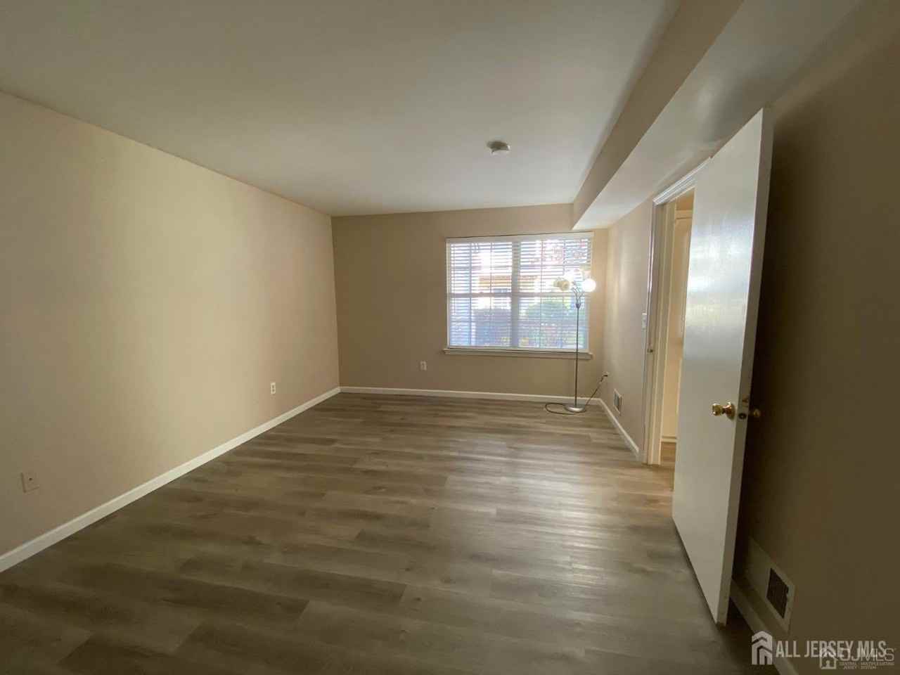 1204 Plymouth Rd - Photo 7 of 18