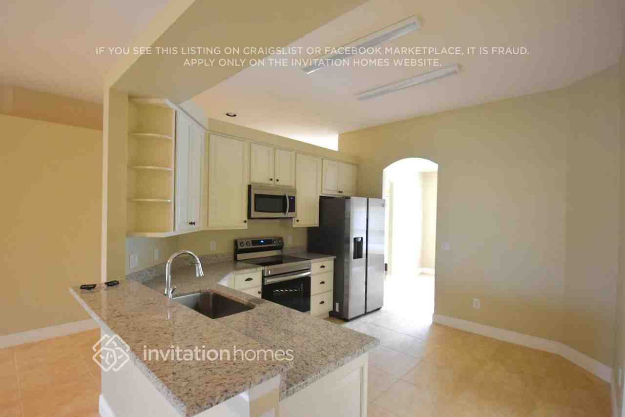 2810 Whistler St - Photo 3 of 12