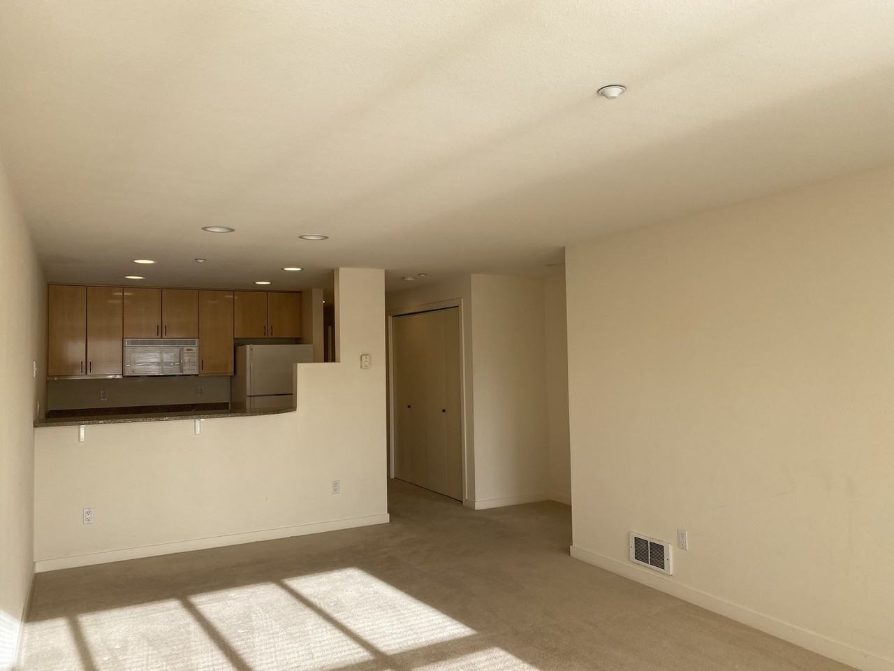 Mercer Manor Apartments - Photo 5 of 15