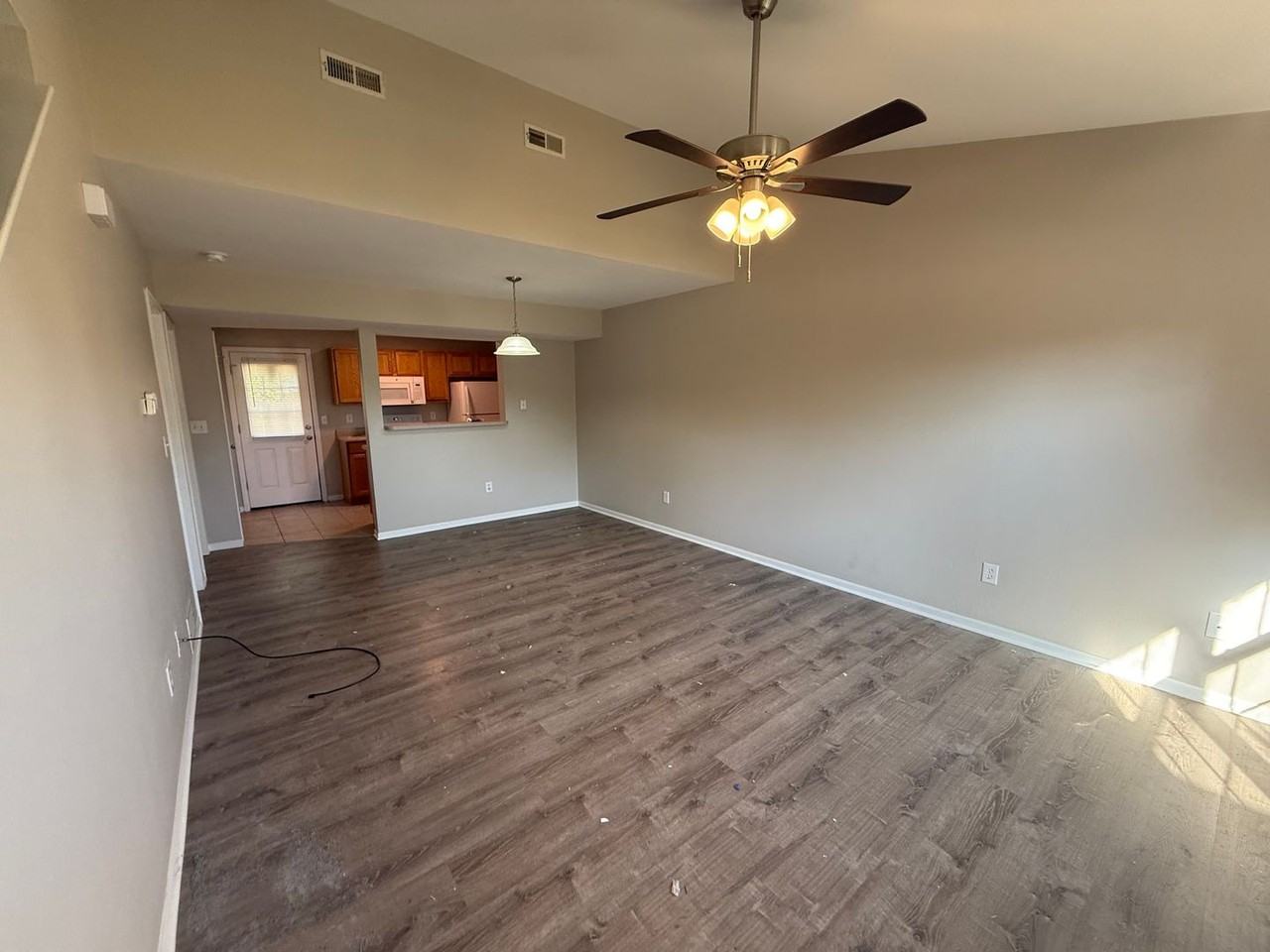 1407 Greensboro Dr - Photo 2 of 31