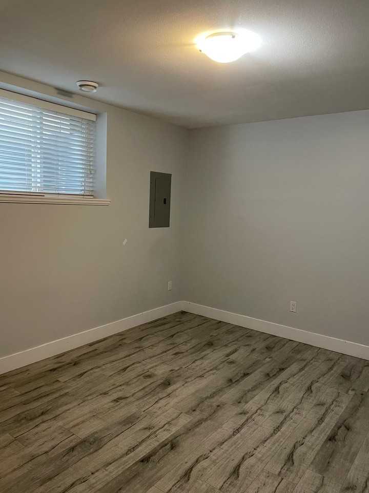 194B 194B Street basement - Photo 2 of 6