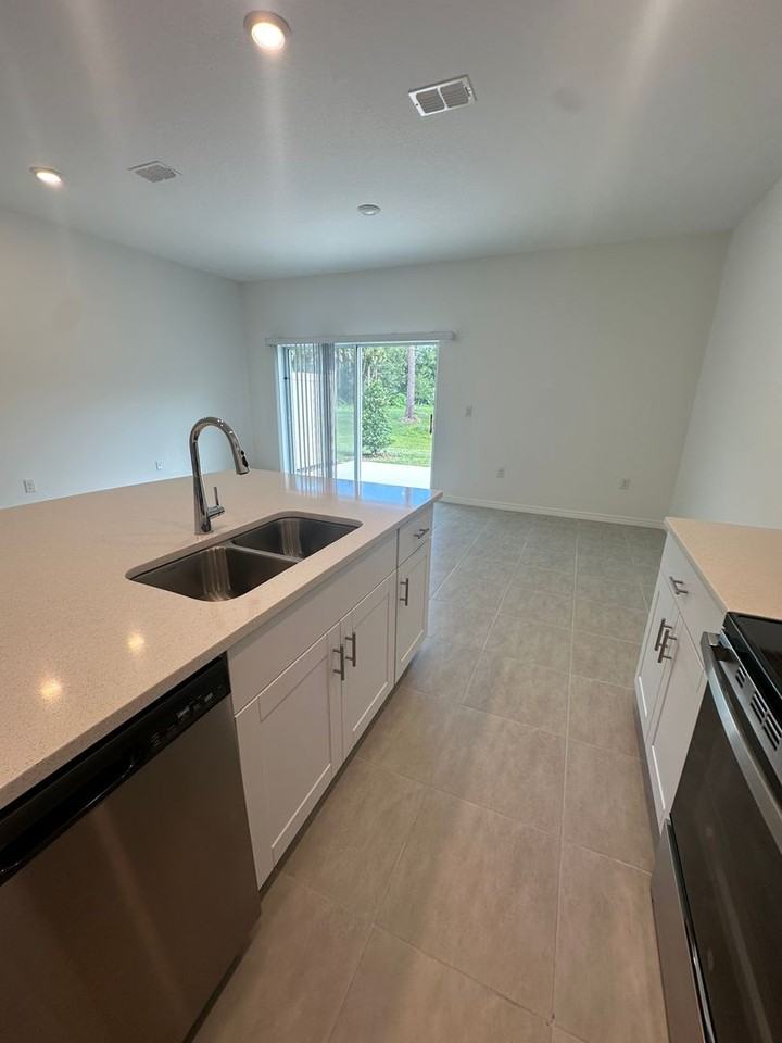 180 River Front Way - Photo 3 of 13