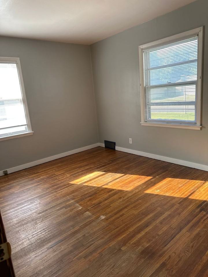 138 Madison St - Photo 5 of 9