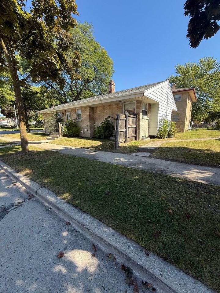 7335 W Hampton Ave - Photo 2 of 4