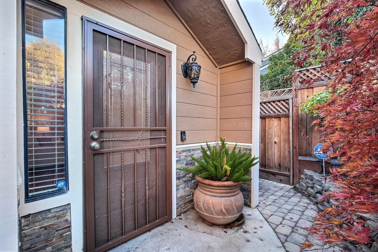 990 Oak Park Dr - Photo 3 of 17