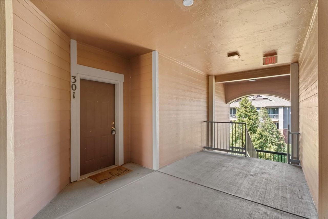 2133 2133 Krisron B301 - Photo 2 of 31
